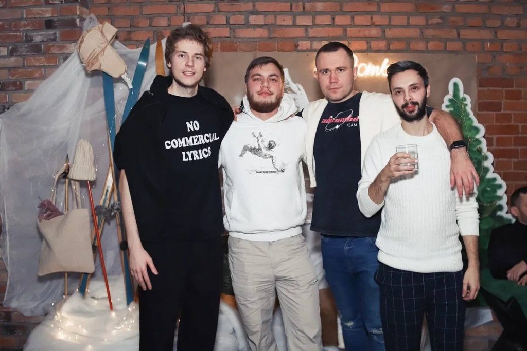 Фотка команды вместе с Михаилом